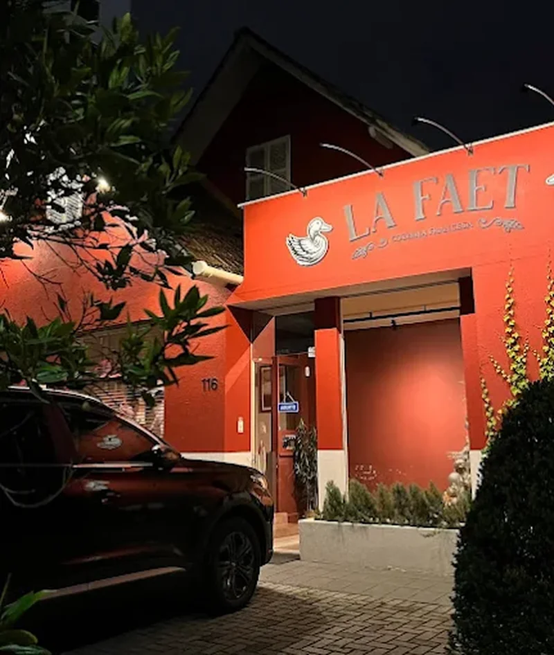 Fachada do La Faet à noite na Rua General Sampaio, 116, Joinville